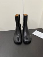 冲量价: maisonmargiela MM6分趾 马吉拉经典分趾靴 辨识度极高，舒适度满分，不会过时的决绝子单品 爆裂纹羊皮，牛皮鞋底！ 顶级品质35-41
