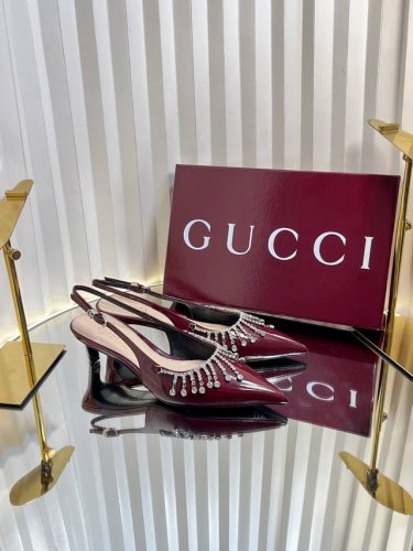 Gucci 25Ss早春新款 G家钻链条高跟鞋 垂直钻链造型配件为一系列女士鞋款注入摩登新韵 这款后系带高跟凉鞋以闪亮漆皮材质匠心打造 鞋面缀饰亮眼的钻链 后带