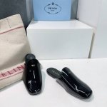 高品质出厂 ！顶级品质PRADA普拉达25春夏走秀新款平底方头包头半拖简单的设计大概就是它最让人喜欢的点 不是烂大街的那种 很有自己的品牌个性！上脚美爆好看又时