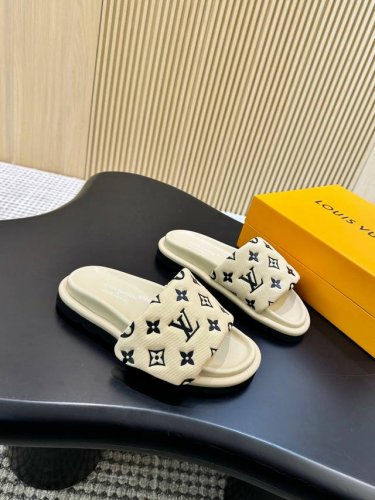 出厂 2025爆款 浮雕Logo 压花 凉拖鞋 本款 pool pillow Comfort 平底凉拖取材科技织物 以高频压印技术重绎 Monogram 图案
