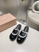 出厂 缪缪2025春夏新款玛丽珍半拖鞋 拼色的设计个性不张扬 上脚果然更惊艳~而且高度也太适合我了. 穿着不累脚 鞋面 进口漆皮 内里 水染羊皮 大底 意大利真
