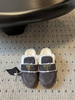 普拉达 prad* 24ss秋冬毛毛半包拖鞋系列 对原版工艺 每个款式，颜色都很赞！！集舒适 可爱 时尚 高雅 百搭 ，羊毛舒适柔软，唤醒秋冬暖意。让您从早到晚