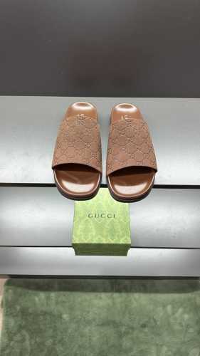 g家 新款 男码39～45， 46.订做 这款拖鞋采用 Gg 聚酯纤维制成，正面饰有 Gucci 标签，为款式增添了醒目的徽标感。 “Gucci Made In