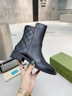￥ Gucci 古驰短靴 G家 主打系列 经典全牛皮面印花压纹 原有的经典 永不过时 经典爆款的代表作 双G压纹 作为风格鲜明的品牌标志性象征，每一个标识都蕴