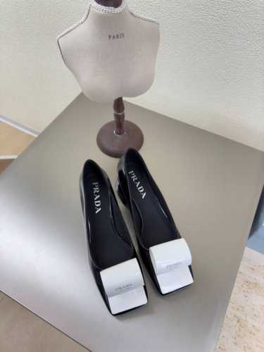 卷舌设计 方头单鞋 印胶 Logo 单鞋 Prada 方圆跟 4.5 Cm 简约设计 搭配三角标 Logo 的设计和简约的线条 很有格调 简单纯粹得色调 原版开