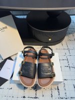 celine 赛琳 新款 复古 罗马凉鞋 最新爆款沙滩凉鞋夏天搭配袜子 简直绝绝子 复古的点上带上了满分时髦感颜值 依旧最高输出 简约大气时髦 耐看不过时 是时