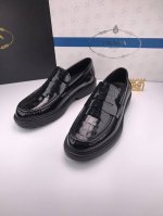 prad* 开边珠 厚底 高档休闲皮鞋 进口开边珠牛皮 最好的皮革产品，价格P和质量最高，光泽 手感 皮面等指标一流 刀割纹理 羊皮内里 高品质橡胶底 底偏厚