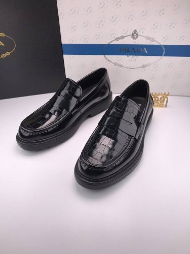 prad* 开边珠 厚底 高档休闲皮鞋 进口开边珠牛皮 最好的皮革产品，价格P和质量最高，光泽 手感 皮面等指标一流 刀割纹理 羊皮内里 高品质橡胶底 底偏厚