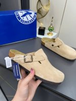 实价不让利 勃肯鞋 包头半鞋 二舅拖 没有过多的装饰很简单 但带有点复古味杲萌可爱随意搭配都好看 一贯极简风格 没有任何 Logo点缀 轻拿松捏松弛的感秘籍半外