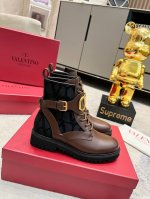 Valentino 华伦天奴秋冬新款女靴 顶级版本 上脚舒适百搭显瘦 高品质材质 原版大v扣 原版帆布不是市面上普通布料 鞋面全部采用高档头层粒面牛皮 进口牛里