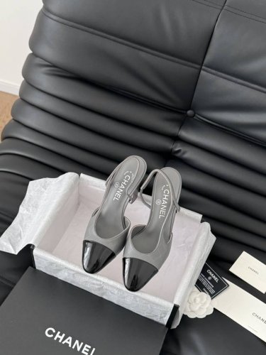Chanel 经典slingback后空凉鞋 前几年一直在做这个款 今年我们还是重新购版，再次精细copy。 发现新版面的鞋面线条和形体舒适度都做了微调！ 这个