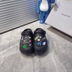 出厂 作弊增高神器 巴黎世家 Crocs厚底拖鞋，2025新款 智多星Crocs，花式Diy洞洞拖鞋～ 猫咪扣爱心扣都好可爱 增高作弊神器 我先替你们穿了 很轻