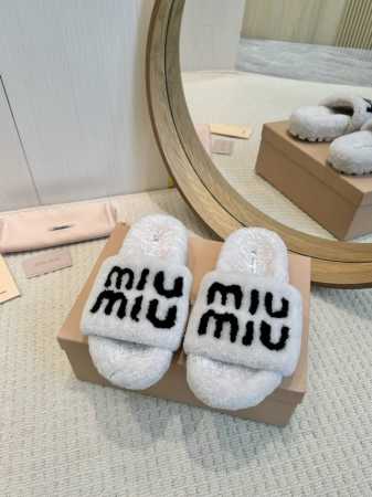 工厂批 miumiu 24B新款毛毛拖鞋！ 这款毛拖真的是真太可爱了～ 柔软蓬松的毛毛，舒服暖脚 增高显腿长 秋冬搭配袜子休闲又慵懒 上脚真的好看又时髦 进口羊 - 点击图像关闭
