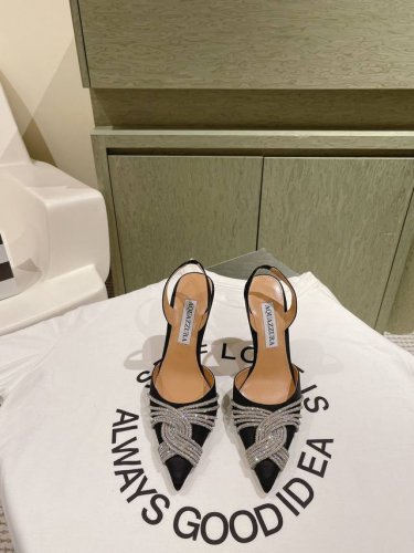 Aquazzur* 菠萝早春专柜新品仙女时装鞋系列，大量上新同步官网全系列均可定制龙年主打一个火爆，全网各大网红纷纷开秀，绝美的穿搭系列！ ★★★★★ 鞋面 P