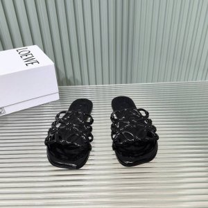 罗意威春夏新款拖鞋 疯狂种草简约设计感觉更干净优雅 让你念念不忘 颜色也很耐看漂亮，上脚瞬间气质十足气场，简直无敌帅气有型 鞋面采用牛皮印花 内里踮脚 羊皮 意