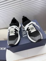 dior Chrono 最新情侣款飞织运动鞋 休闲简约超级百搭. 鞋面搭配 Logo布标.上脚完美奢华可任意搭配春夏秋冬服饰. 上脚更是舒适 飞织鞋面透气舒适.