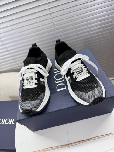 dior Chrono 最新情侣款飞织运动鞋 休闲简约超级百搭. 鞋面搭配 Logo布标.上脚完美奢华可任意搭配春夏秋冬服饰. 上脚更是舒适 飞织鞋面透气舒适.
