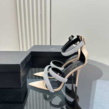 Giuseppe Zanotti SS2024 水钻高跟凉鞋 ！ 尖头高跟拖鞋淡淡的夏日里怎么少得了一双仙女鞋 各种小裙子搭配起来 完全不挑脚型哦 通透的闪钻在 - 点击图像关闭