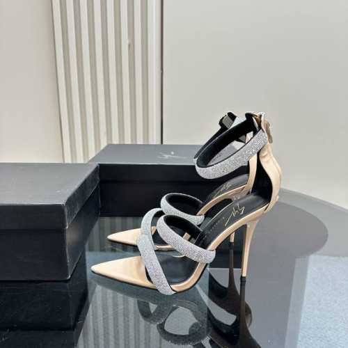 Giuseppe Zanotti SS2024 水钻高跟凉鞋 ！ 尖头高跟拖鞋淡淡的夏日里怎么少得了一双仙女鞋 各种小裙子搭配起来 完全不挑脚型哦 通透的闪钻在
