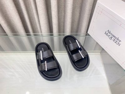 麦昆Alexander McQueen 2025新款凉拖鞋原版复刻定制，麦昆两带拖鞋搭配金属扣刻Mcq标志，约5cm 轻松穿出大长腿，舒适，百搭，夏天必入的一款