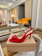 价格P： Gianvito Rossi 2025新款拖鞋 原版开发 顶级版本 代购品质 超美的大宝石高跟凉鞋。大颗宝石璀璨夺目，仿佛把星辰踩在脚下，瞬间成为人群