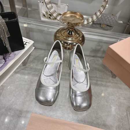 出厂 Miu Miu 缪缪24新款拼色单鞋鞋型圆润秀气 一点也不笨重 上脚超舒服 无论是短裤 短裙 都能搭配出不一样的风格 它的颜色搭配 设计 都非常好看显的鞋 - 点击图像关闭