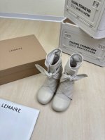 Lemaire 来自法国巴黎 设计师品牌 女鞋 头层牛皮 真皮包跟 档次满满 杏色 可爱 大圆头设计 延伸。 将肌肤分割成块面，有着若隐若现的魅力。 弹力 元素