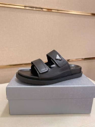 工厂P价 Prada 拖鞋 顶级代购 男士春夏拖鞋专柜同步 鞋面意大利进口牛皮搭，标志图形高品质工艺，鞋底：原厂特供原版底，独家活动成型底超级舒适，原厂跟单货，