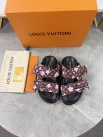 实价： Lv驴牌L家 2025爆款 浮雕Logo 压花 凉拖鞋 本款 pool pillow Comfort 平底凉拖取材科技织物，以高频压印技术重绎 Mono