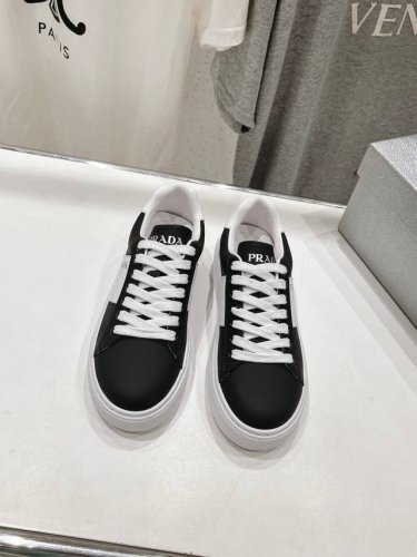 高版本出厂 情侣款 Prada 普拉达 24Ss新款系带情侣款小白鞋休闲运动鞋 这款运动鞋延续经久不衰的轮廓，是新款经典单品采用小牛皮 精心制作， 提升格调 款