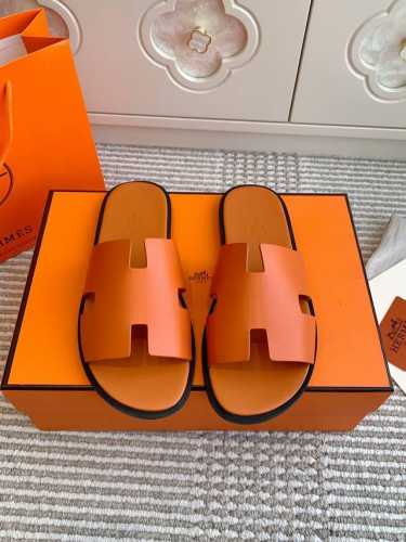 情侣 Hermes 爱马仕H家Izmir系列 经典H 情侣款凉拖鞋 顶级品质 鞋面：进口头层牛皮 手掌纹牛皮 牛皮内里 进口真皮大底 Size：35-45全套包