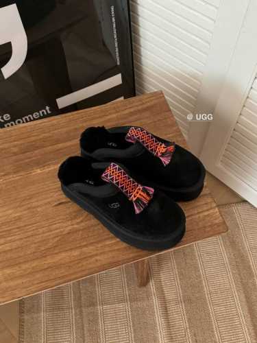 出厂价 UGG塔茨尔 厚底 刘海拖 翻毛皮鞋面质感高级 一脚蹬设计 穿脱方便 复古撞色 搭配撞色编织穗带 鞋底厚度约4.5厘米 妥妥的长腿神器 size：35
