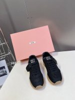 MIUMIU 缪缪新款美式复古风~ 颜值担当火爆款运动鞋 不得不入的一款～做旧时尚，简约高级 随意搭配上脚非常舒适，年度必入款！ 早春最新走秀款运动小白鞋国内外