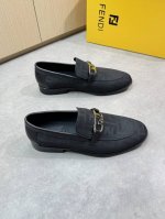 Fendi 芬迪 -高端品质 原单正装皮鞋 -鞋面：纳帕小牛皮、品牌图腾布匹、金属扣件横担 -内里：水染牛皮 -大底： 超轻真皮 橡胶；组合成型真皮大底 -超高