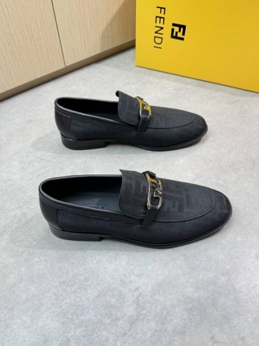 Fendi 芬迪 -高端品质 原单正装皮鞋 -鞋面：纳帕小牛皮、品牌图腾布匹、金属扣件横担 -内里：水染牛皮 -大底： 超轻真皮 橡胶；组合成型真皮大底 -超高