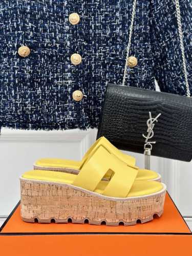 厂价 HermèS 爱马仕经典H厚底拖鞋 依旧是永恒经典的H造型 极约复古的设计 浓厚的异域风情 厚底在拉长腿方面真的Yyds 百搭舒适 上脚秒变大长腿！ 面料