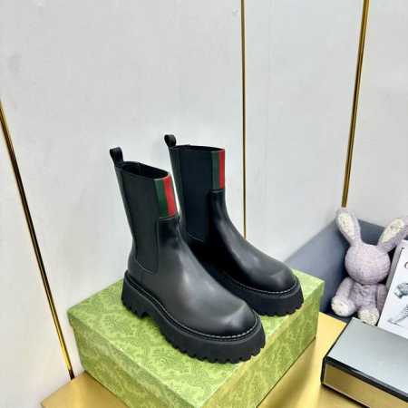 出厂价 2024最新版古琦GUCCI百搭绑带马丁靴，方便穿脱‘品牌织带拼色搭配 跟高：5cm 面料：牛皮 开边珠 内里 垫脚：羊皮里。 大底是发泡大底材质 颜色 - 点击图像关闭