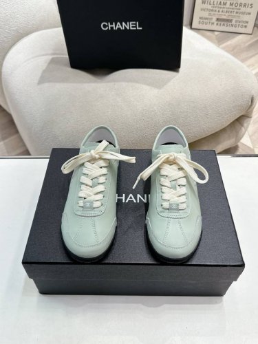 chanel香奶奶 专柜顶级休闲款运动鞋 这款经典设计 鞋面多种工艺电绣的风格 大底却时尚运动 不平凡的拥入了多种配色元素 多元化混搭非常好看百搭 休闲 时尚