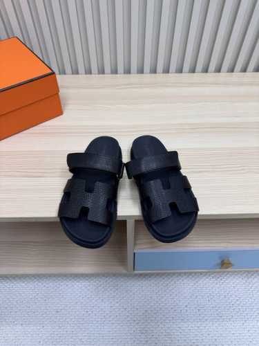顶级版本 Hermes 爱马仕火到不行的情侣款二舅拖 猪鼻子夹角凉鞋拖鞋,搭配各种彩色袜子，潮爆了！ 鞋面：进口牛皮 羊京皮 布面 掌纹皮 内里：进口牛皮 羊皮