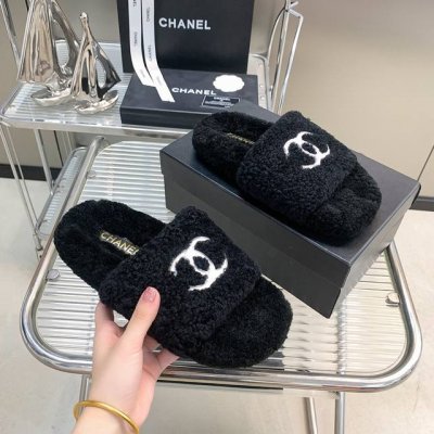 出厂价 CHANE*小香 24 新款毛毛拖鞋真的太可爱啦 柔软蓬松的毛毛 舒服暖脚！ 秋冬搭配子休闲又慵懒 上脚真的好看又时髦！美腻美爆了！ 进口羊毛 手感细腻
