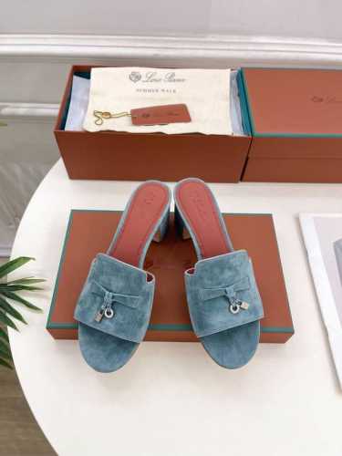 Loro Piana 乐悠翩雅 代购级别2025春夏新品 Summer Charms 经典金属吊坠羊猄面拖鞋 LP是意大利顶级奢侈品牌 低调奢华 设计都是一贯纯