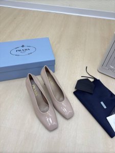 经典单鞋系列 Prada 简约设计 搭配三角标 Logo 的设计和简约的线条 很有格调 简单纯粹得色调 原版开模 舒适炸街 杏色 小牛漆皮Logo 擦色工艺 引