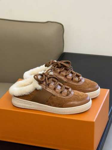 顶级品质 louisvuitton fw24 new arrival～ L家2024秋冬羊毛运动鞋半拖新品 鞋面麂皮压印迷你 老花logo拼接小牛皮， 细节丰富