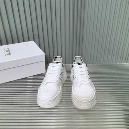 厚底款 Dior 迪奥25春夏意Star 运动鞋为经典单品，经久不衰的设计别具一格。采用白色网眼织物精心制作，侧面饰以黑色 Cd 标志和星星图案，鞋舌点缀以 C - 点击图像关闭