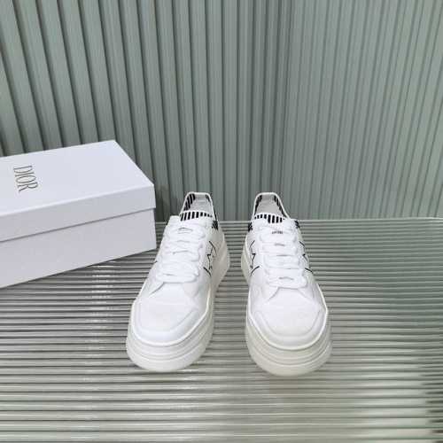 厚底款 Dior 迪奥25春夏意Star 运动鞋为经典单品，经久不衰的设计别具一格。采用白色网眼织物精心制作，侧面饰以黑色 Cd 标志和星星图案，鞋舌点缀以 C