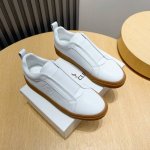 工厂P Moncle* 蒙口男士系带休闲运动鞋，具有舒适防滑性能，鞋面采用一体成型原版牛皮制成，兼备创新、功能性与图形细节于一体，诠释潮流时尚。橡胶大底+高弹橡