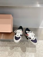 高品质 Miumiu 2024秋冬新品撞色阿甘球鞋 Miu Miu 大秀上爆出的这双球鞋 后全球各大代购官网火爆上市. 简单很随意不羁又能体现单宁美感，整双鞋子
