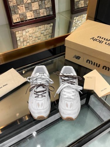 mium*u x new balance联名款运动鞋 原版精准cp！鞋型无限接近，精细工艺制作 年度zui火爆的款式，不需要多说，各种网红明星上脚秀 面料材料牛