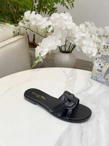 Dior 橡胶底 真皮底 编号985-3 码数35-43 42.43定做不退换 头层牛皮面 羊皮里 这款 D-Club 凉拖是二零二五秋季系列新品 以简约优雅的