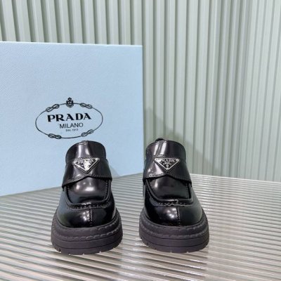 全新大底 普拉达Prada 2024新三角扣厚底乐福鞋 超级耐看 耐穿 瘦腿神器 简约大气 矮子乐 经典三角扣加齿牙厚底 经典时尚不过时，5cm 材质：牛皮面／